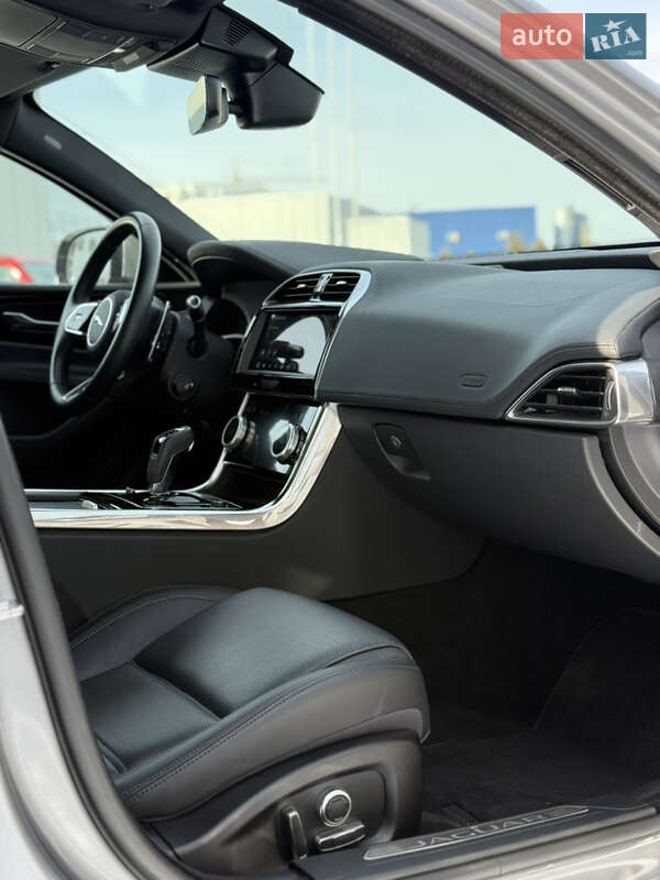 Седан Jaguar XE 2020 в Львове