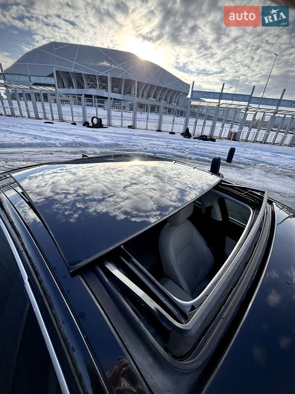 Седан Jaguar XE 2016 в Львове