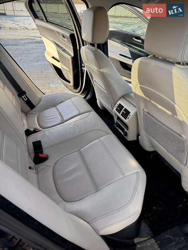 Седан Jaguar XE 2016 в Львове