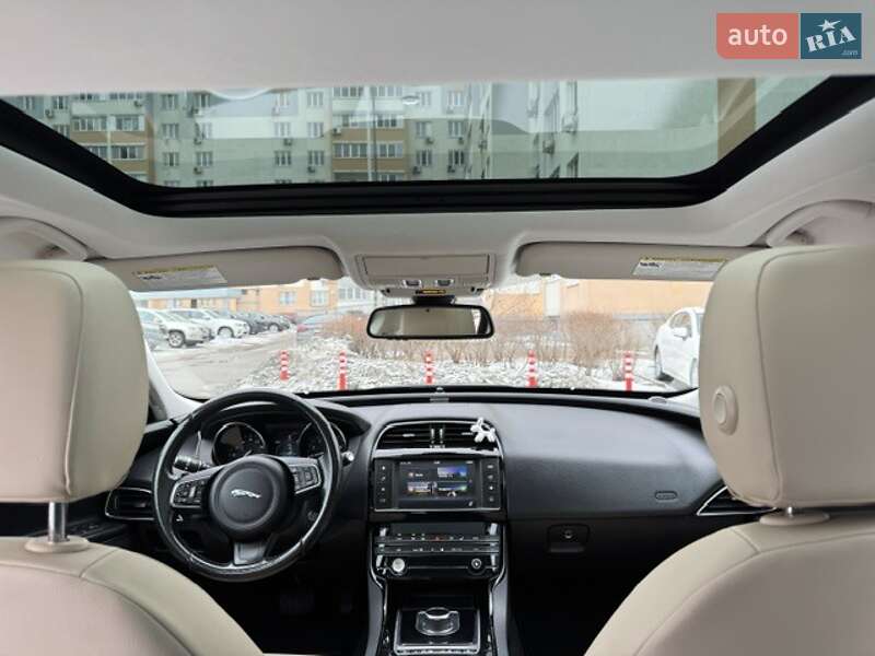 Седан Jaguar XE 2016 в Києві