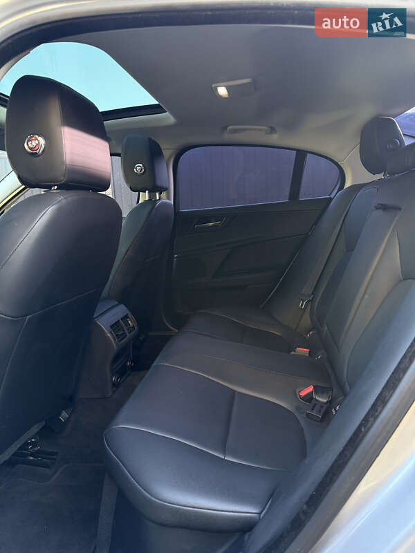 Седан Jaguar XE 2016 в Виннице