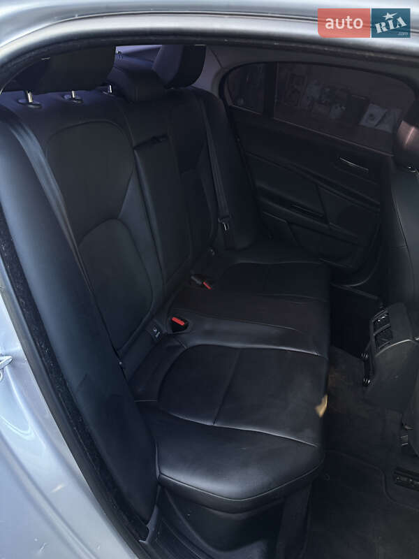 Седан Jaguar XE 2016 в Виннице