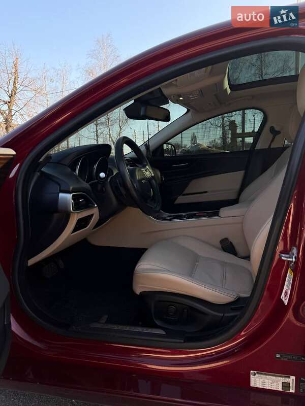 Седан Jaguar XE 2017 в Житомирі