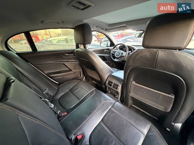 Седан Jaguar XE 2018 в Луцке