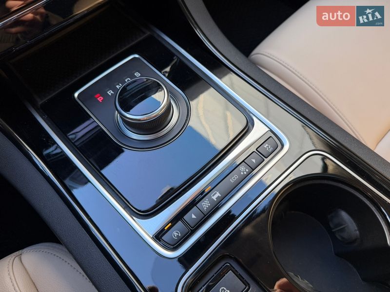 Седан Jaguar XE 2016 в Киеве