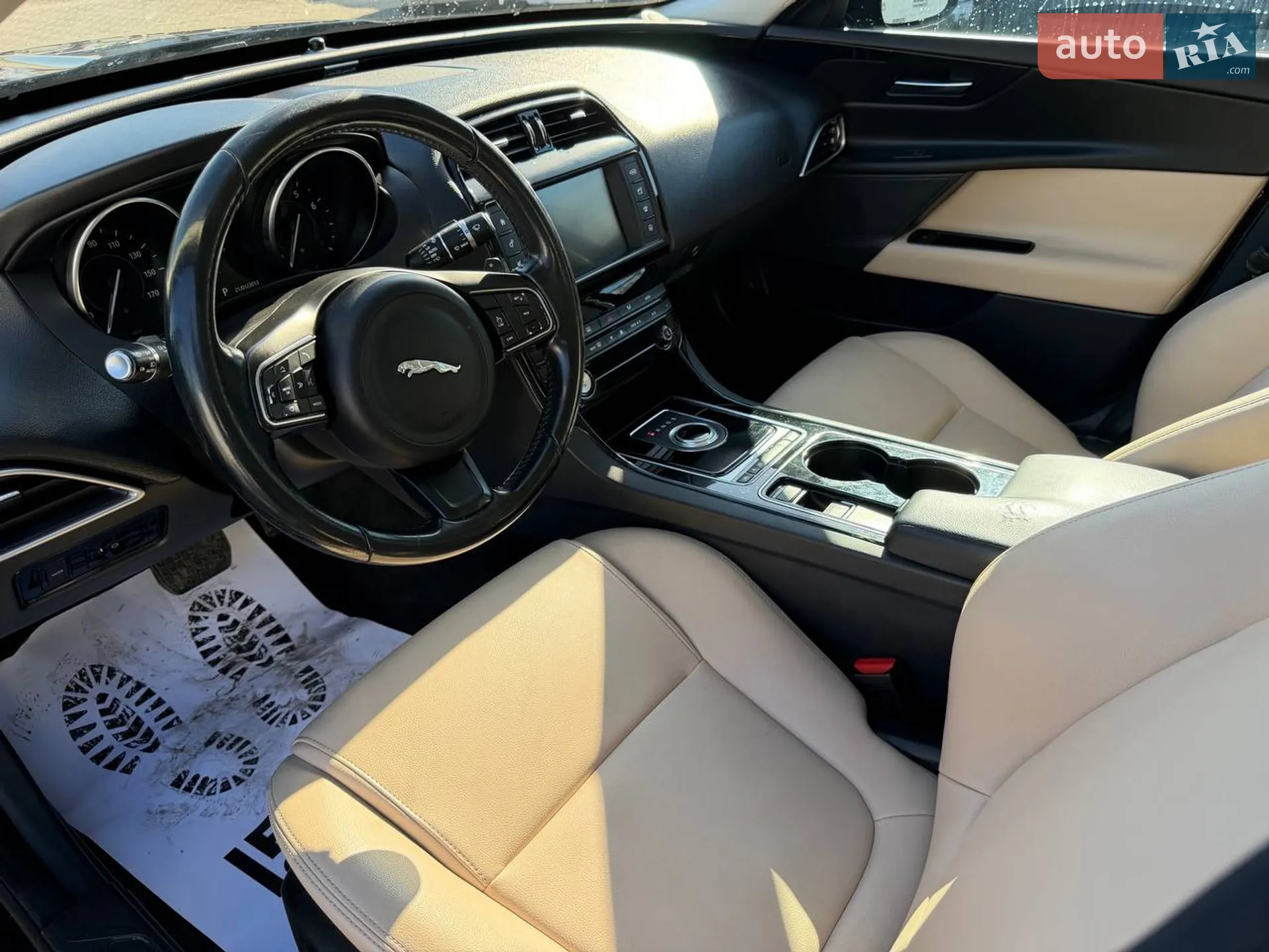 2016 Jaguar XE - мініатюра 10