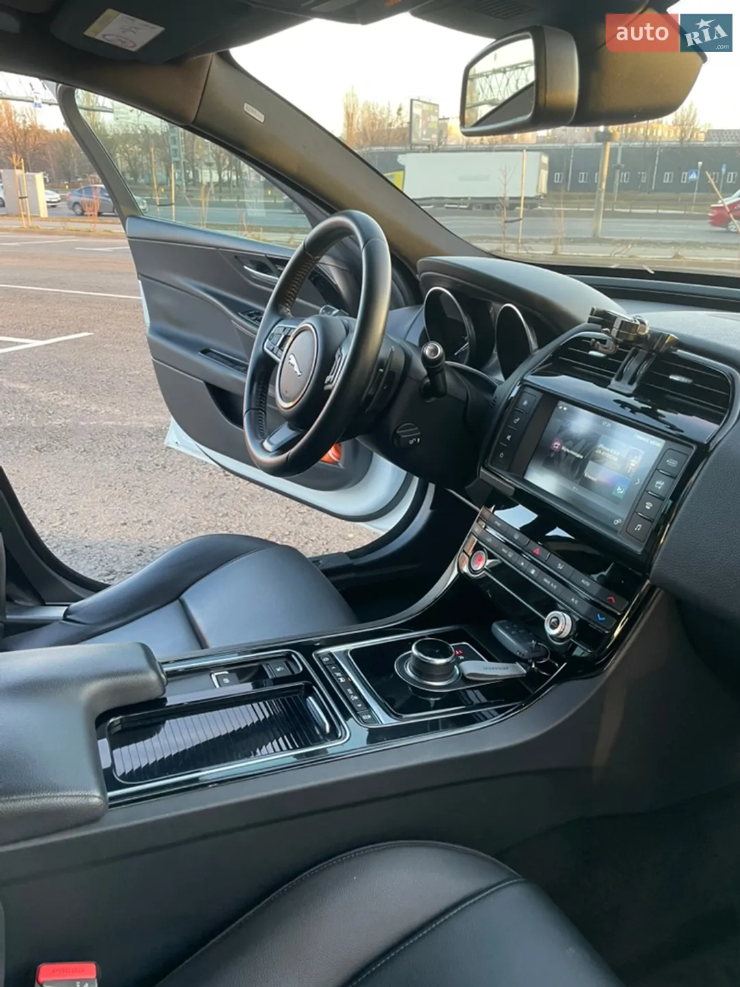 2017 Jaguar XE - мініатюра 6