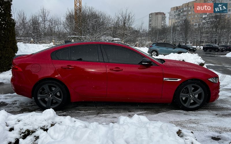 Седан Jaguar XE 2018 в Львове