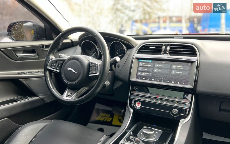 Седан Jaguar XE 2018 в Львове