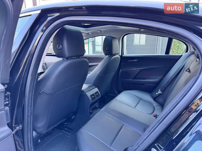 Седан Jaguar XE 2016 в Черновцах