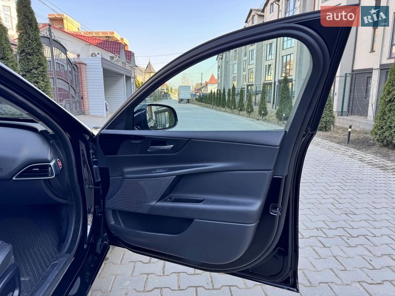 Седан Jaguar XE 2016 в Черновцах