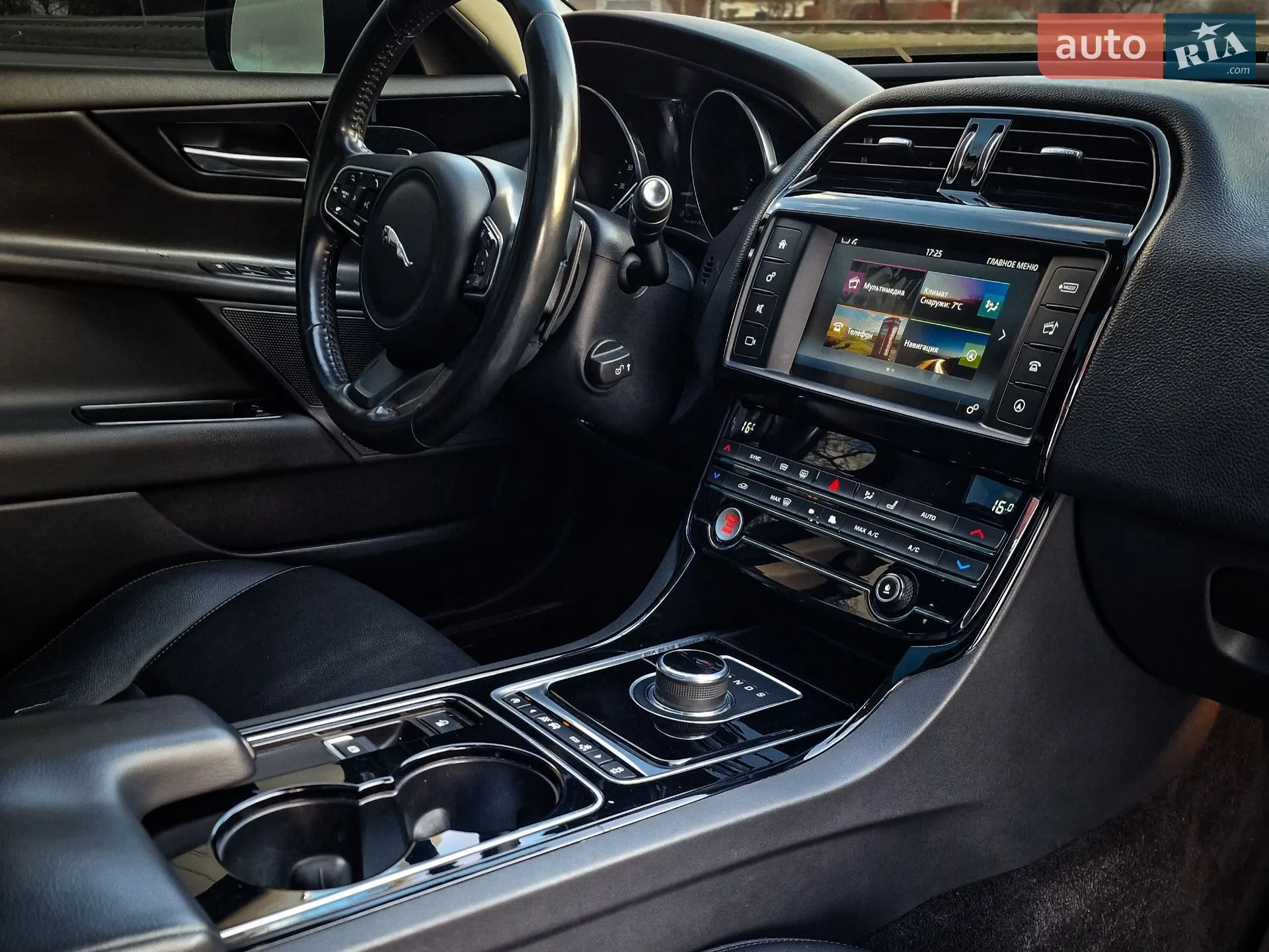 2016 Jaguar XE - мініатюра 15