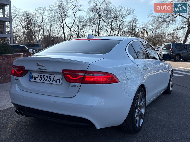 Седан Jaguar XE 2017 в Одесі