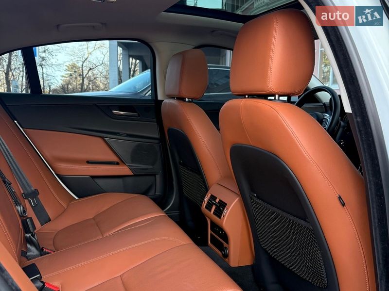 Седан Jaguar XE 2017 в Одесі
