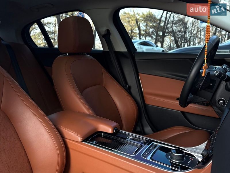 Седан Jaguar XE 2017 в Одесі