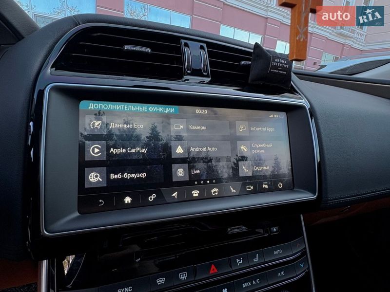 Седан Jaguar XE 2017 в Одесі