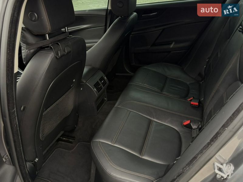 Седан Jaguar XE 2015 в Одесі