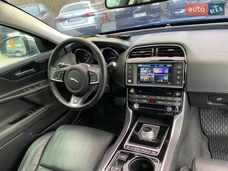 Седан Jaguar XE 2015 в Львові