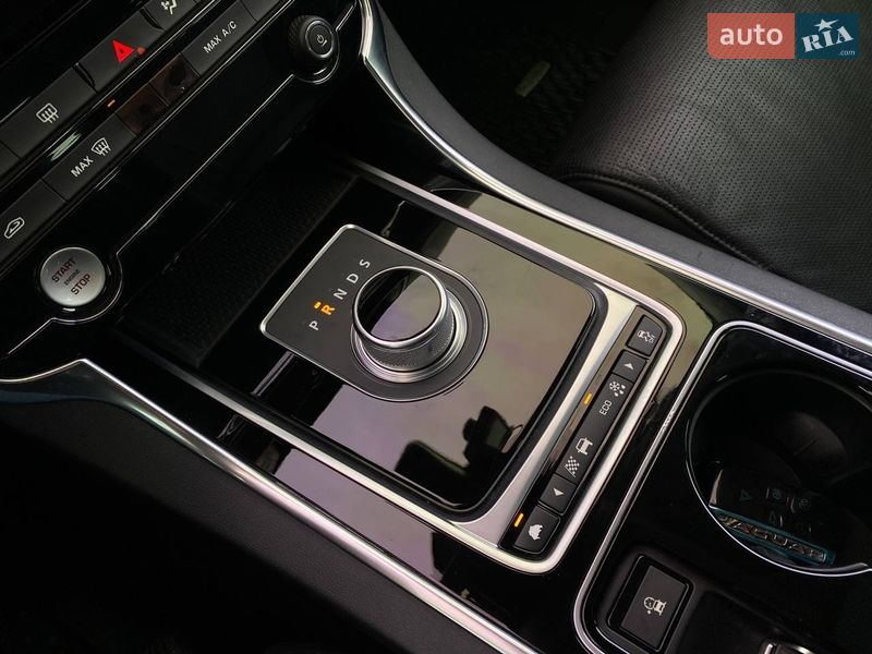 Седан Jaguar XE 2015 в Львові