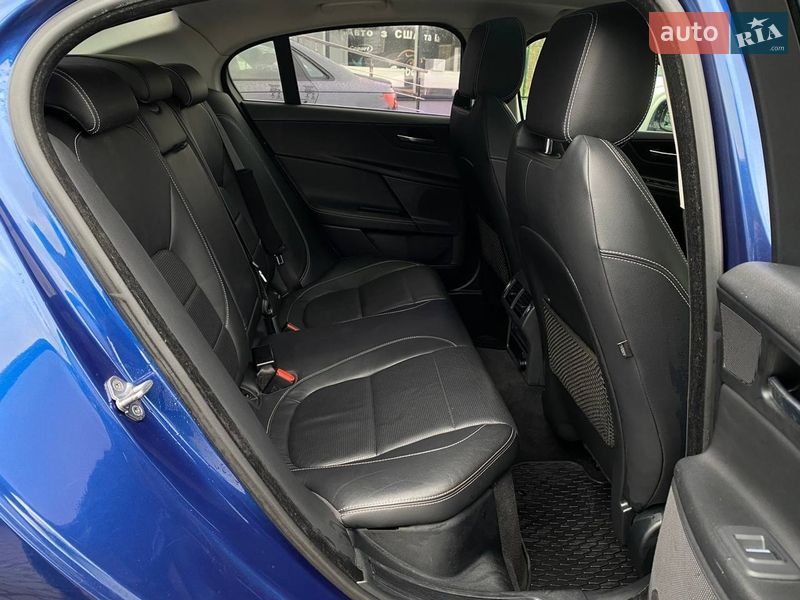 Седан Jaguar XE 2015 в Львові