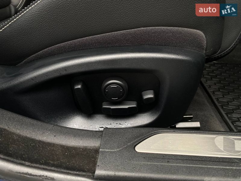 Седан Jaguar XE 2015 в Львові