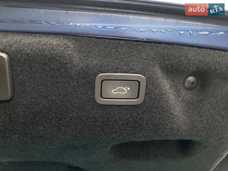 Седан Jaguar XE 2015 в Львові