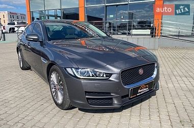 Седан Jaguar XE 2015 в Львові