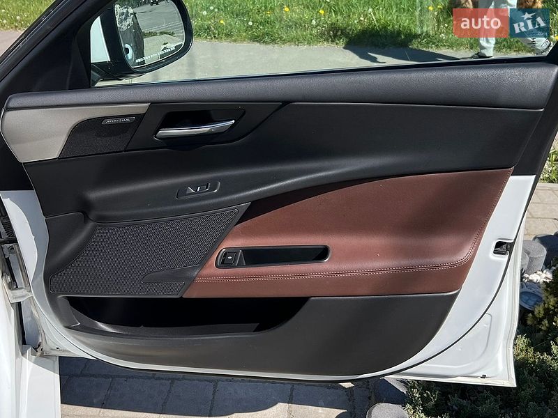 Седан Jaguar XE 2015 в Львове