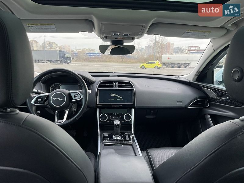 Седан Jaguar XE 2019 в Киеве
