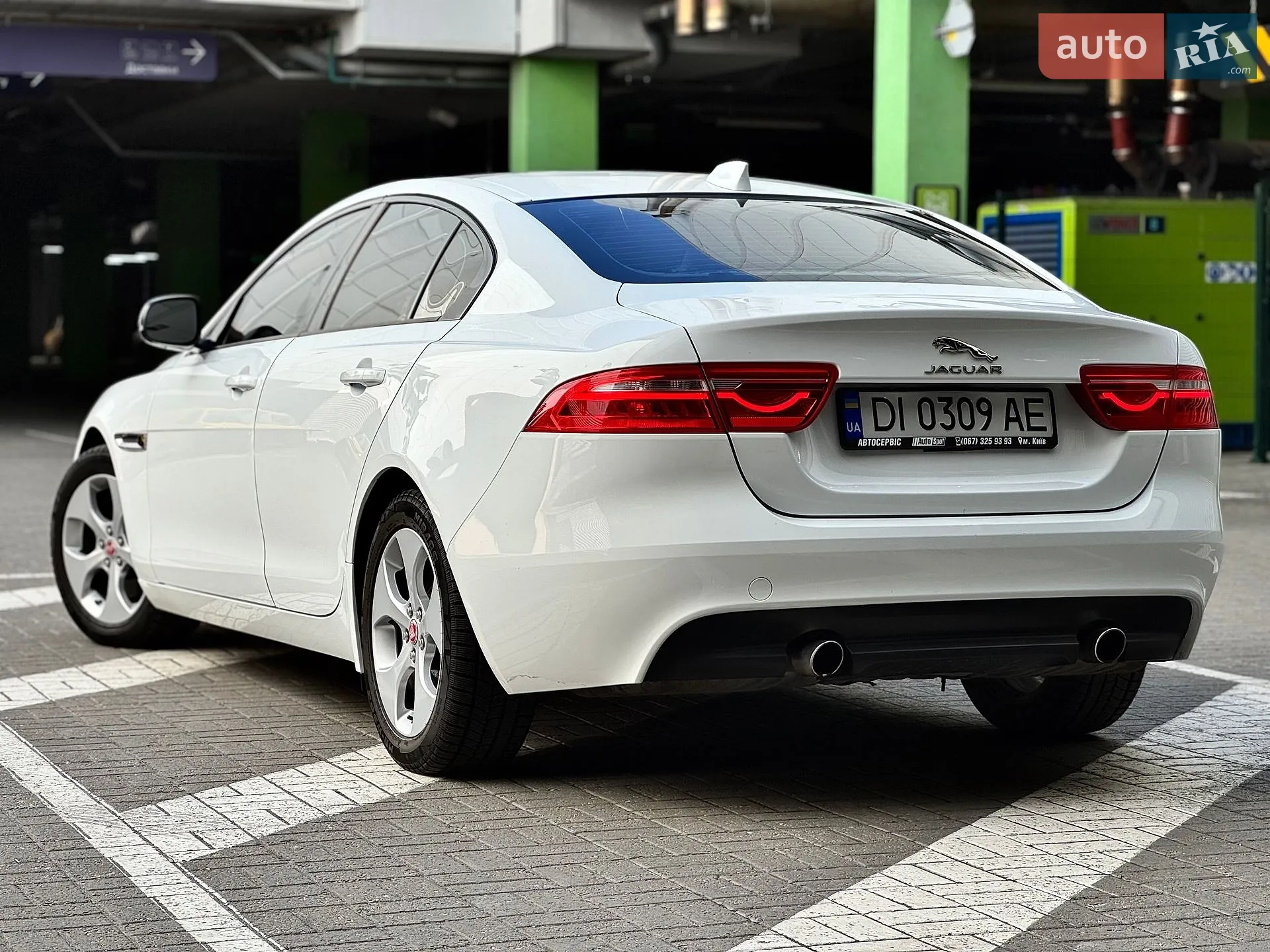 2016 Jaguar XE - мініатюра 3