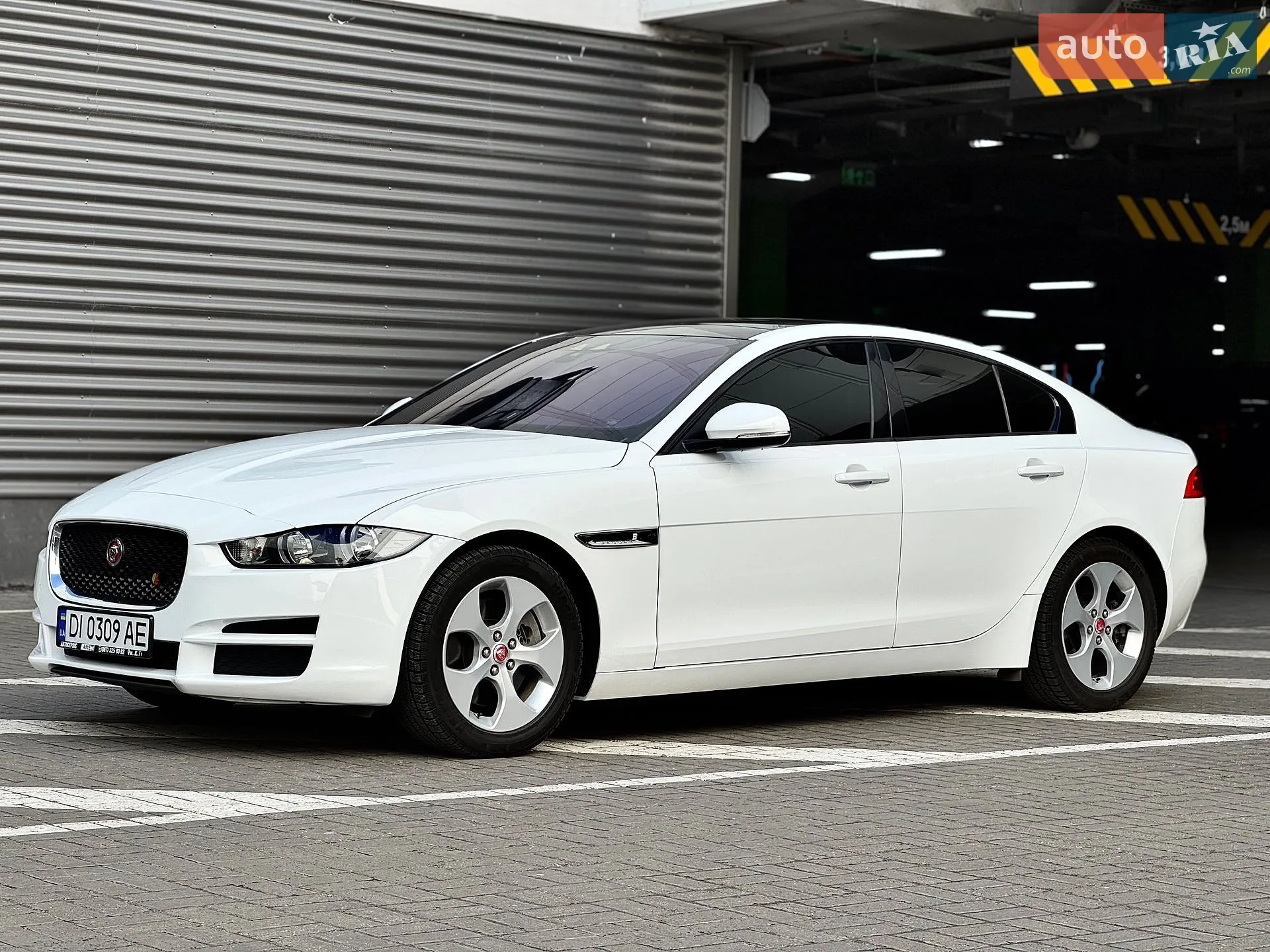 2016 Jaguar XE - мініатюра 11