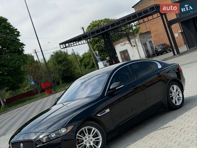 Седан Jaguar XE 2017 в Нововолинську