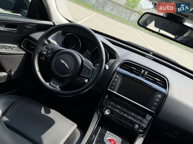 Седан Jaguar XE 2017 в Нововолинську