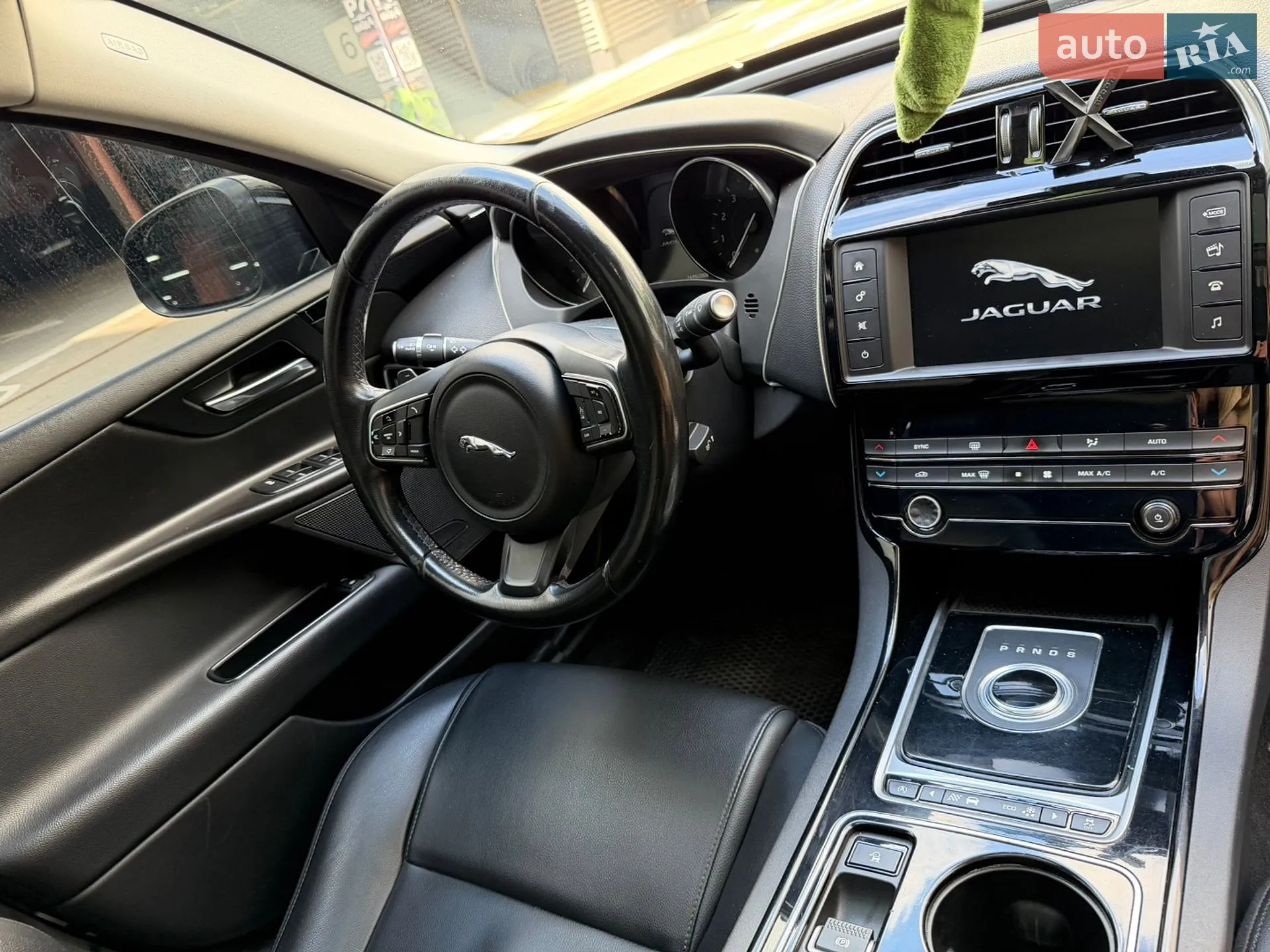 2016 Jaguar XE - мініатюра 14