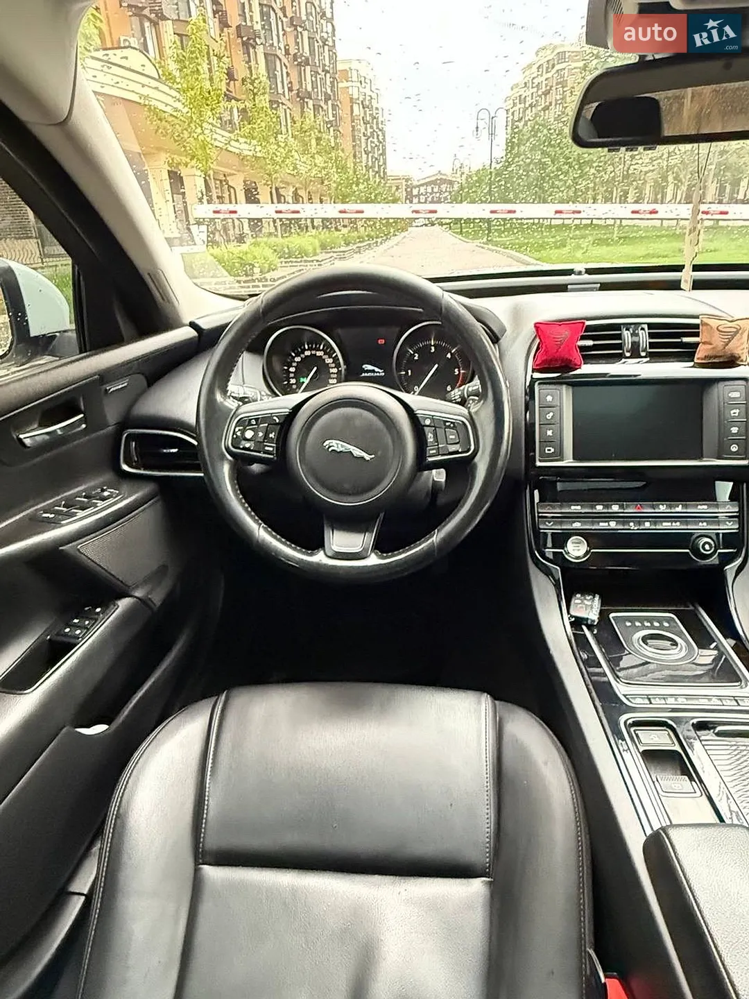 2017 Jaguar XE - мініатюра 14