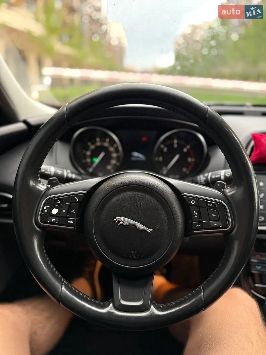 2017 Jaguar XE - мініатюра 16