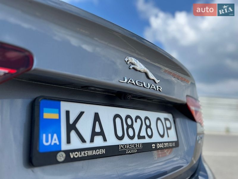 Седан Jaguar XE 2019 в Львове