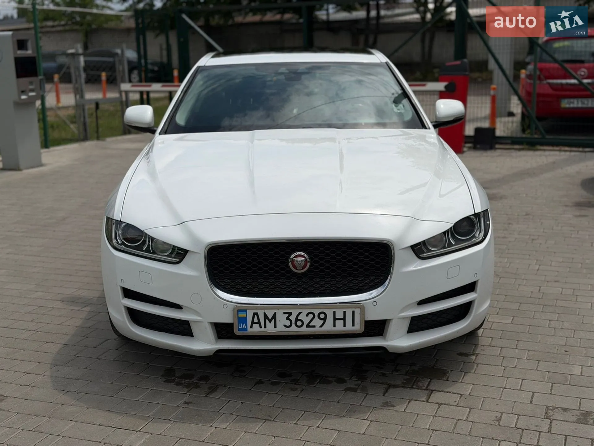 2016 Jaguar XE - мініатюра 2