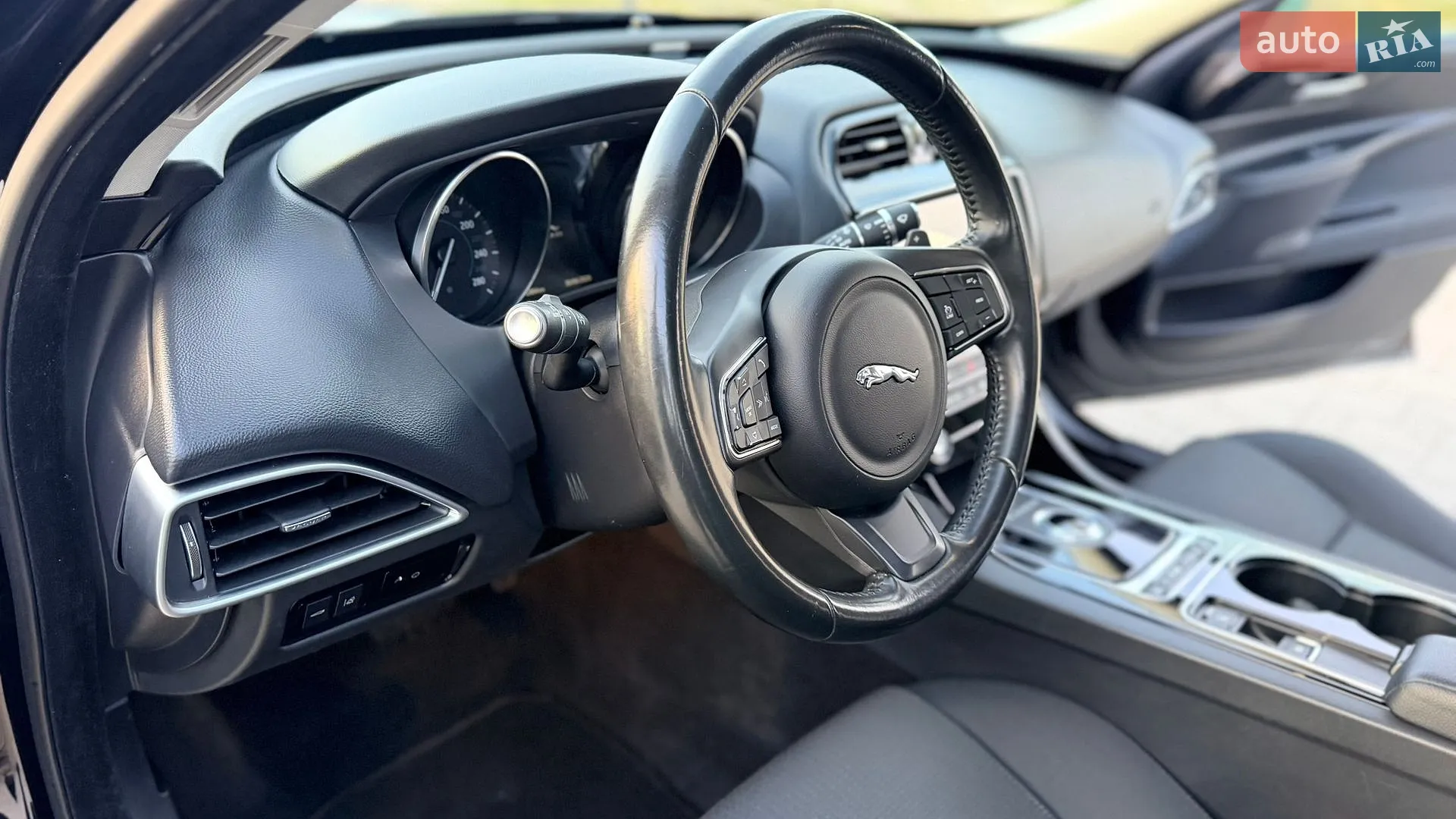 2016 Jaguar XE - мініатюра 36