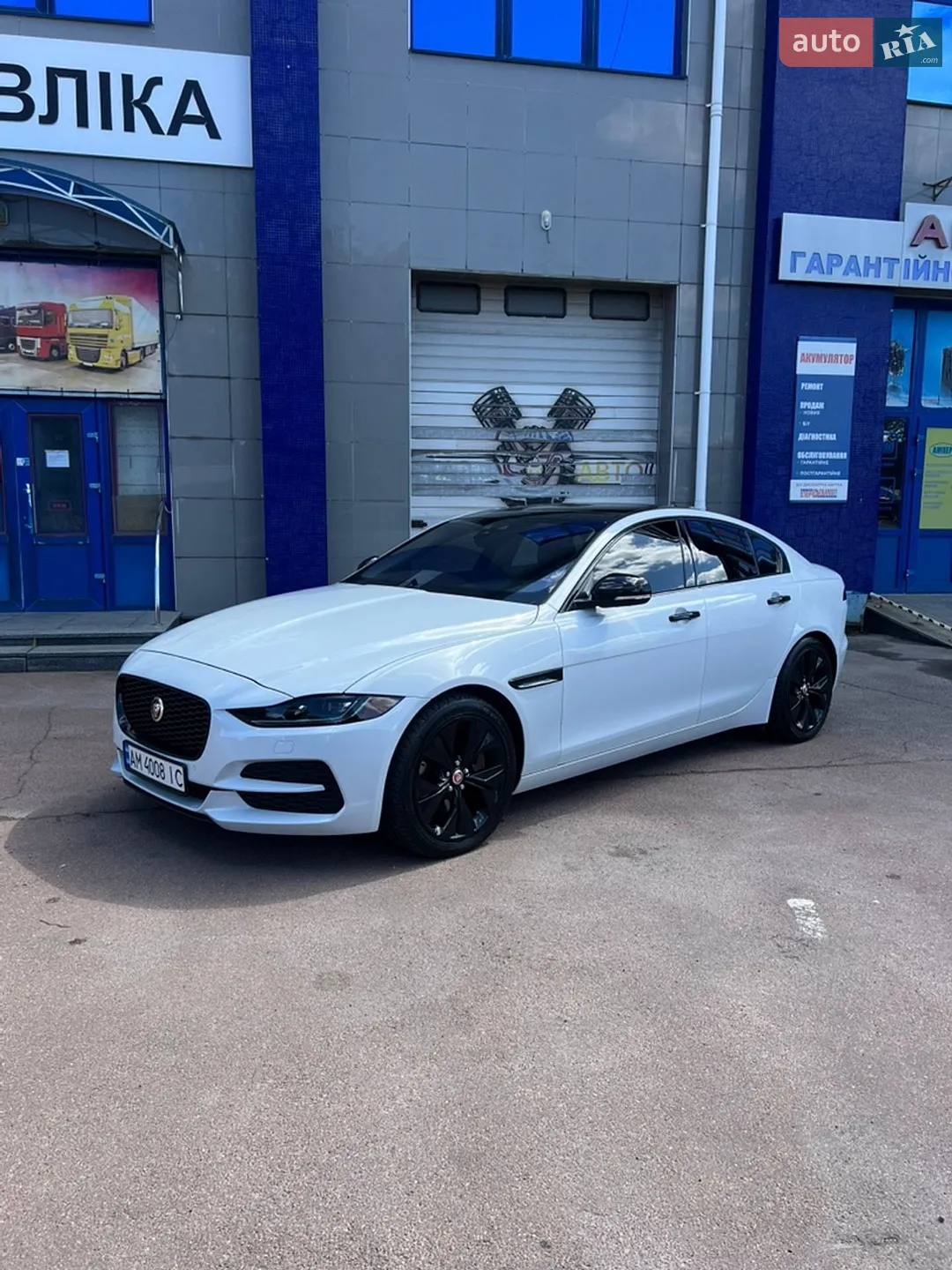 2019 Jaguar XE - мініатюра 2