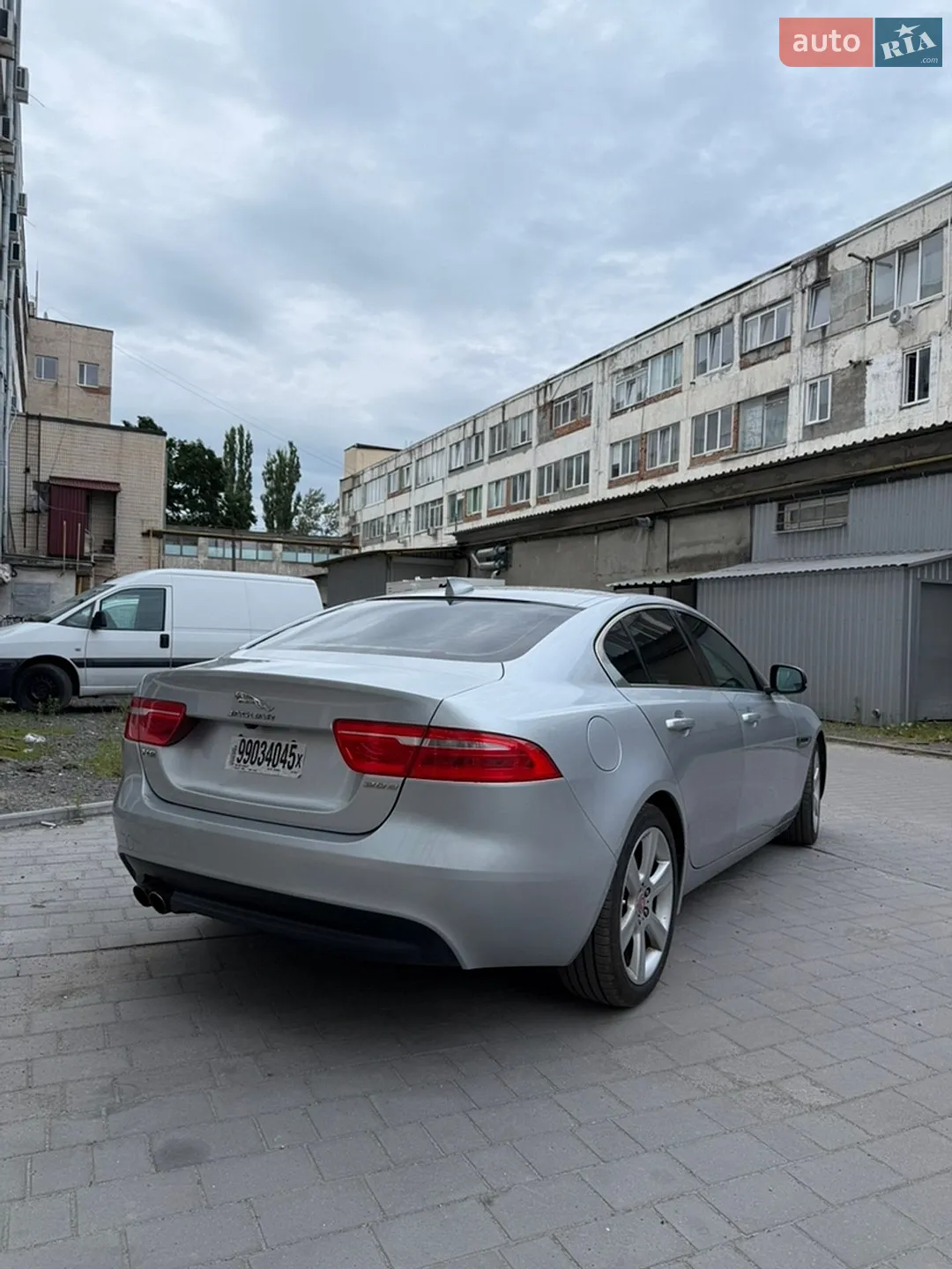 2016 Jaguar XE - мініатюра 4