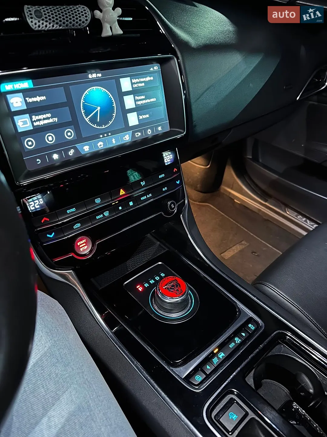 2019 Jaguar XE - мініатюра 8