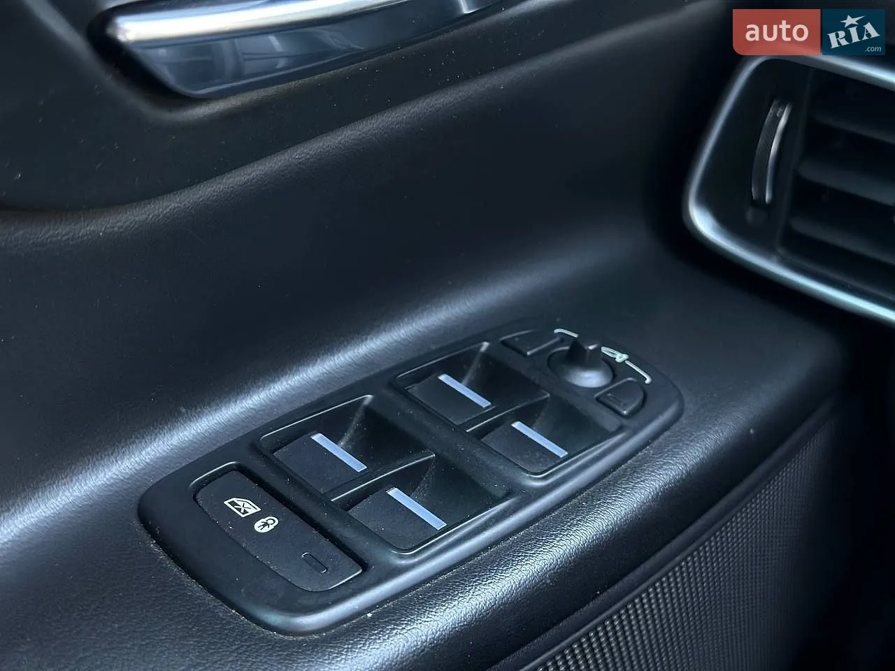 2018 Jaguar XE - мініатюра 16