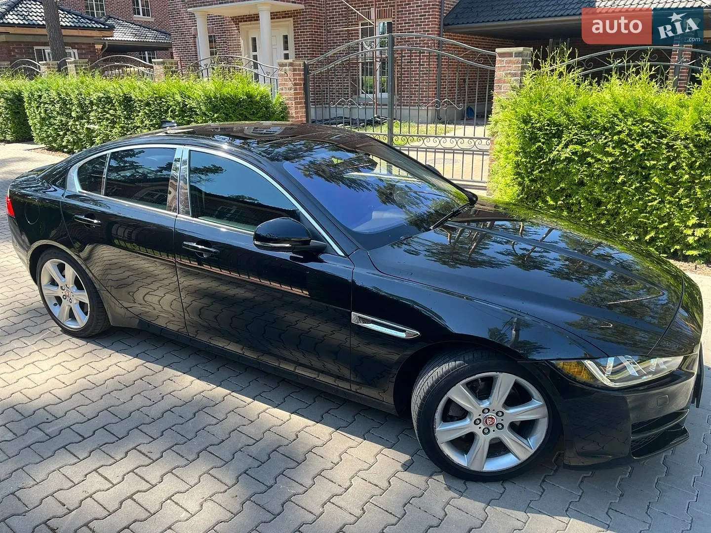 2016 Jaguar XE - мініатюра 2