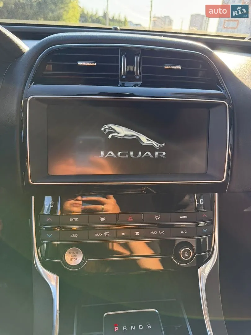 2018 Jaguar XE - мініатюра 11