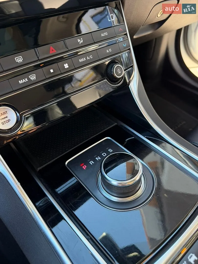 2018 Jaguar XE - мініатюра 13