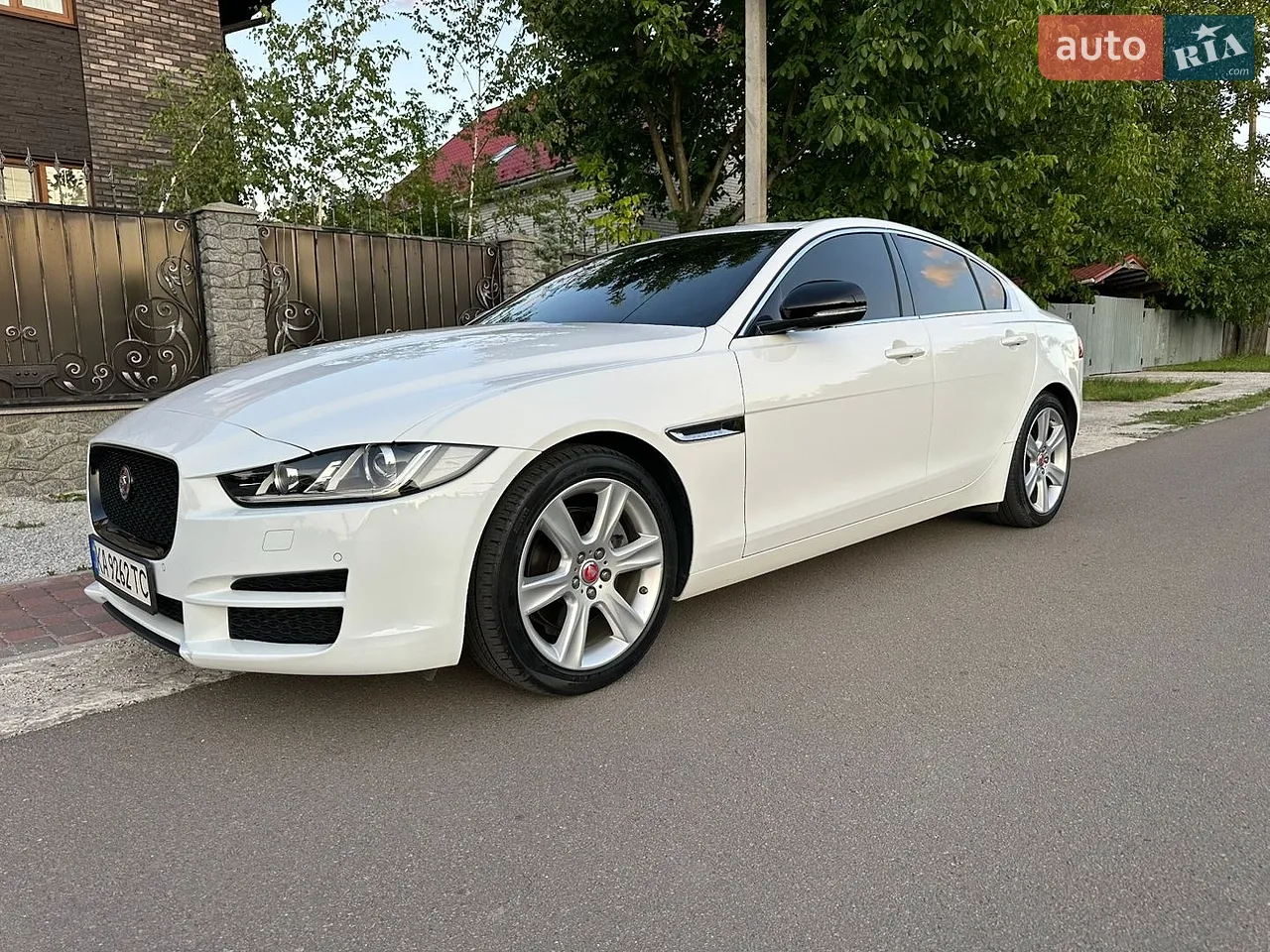 2017 Jaguar XE - мініатюра 12
