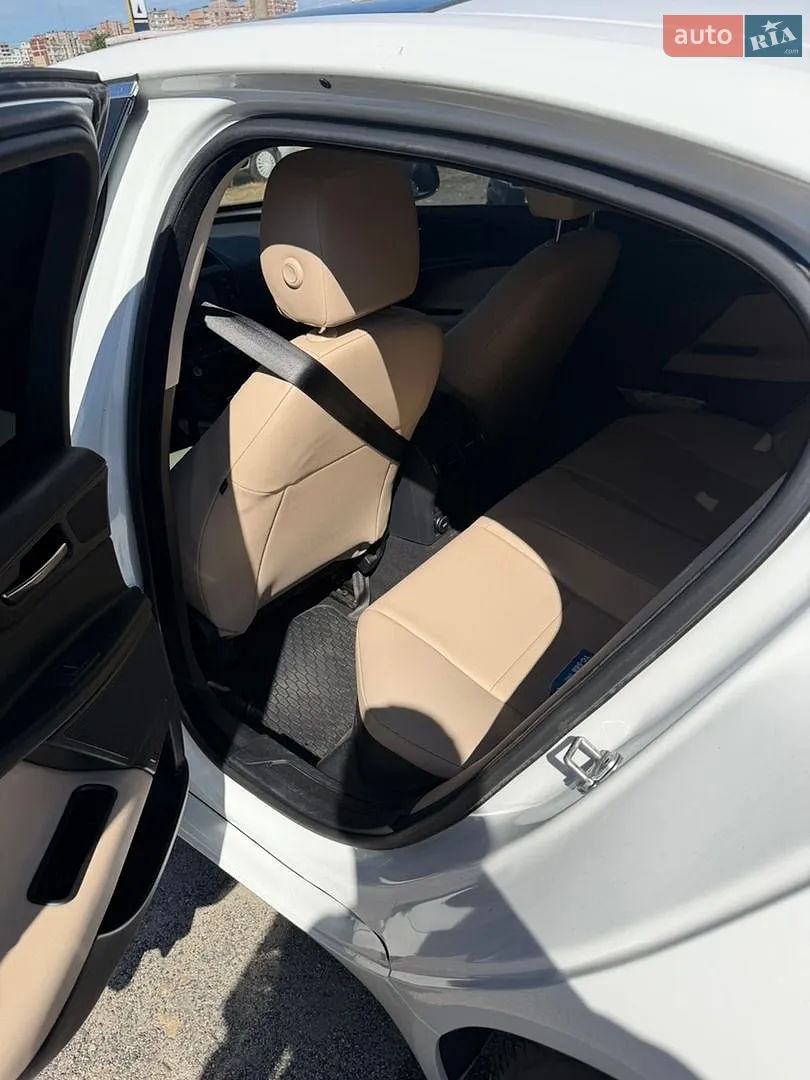 2016 Jaguar XE - мініатюра 8