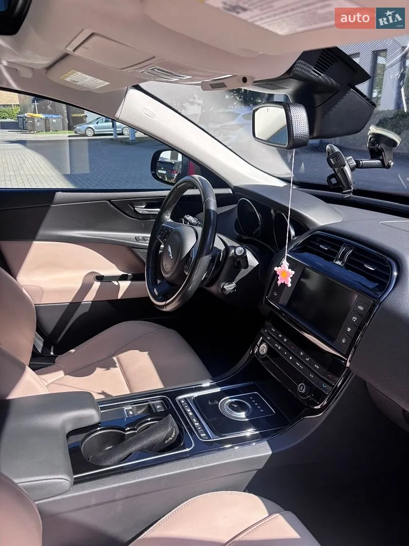 2017 Jaguar XE - мініатюра 5