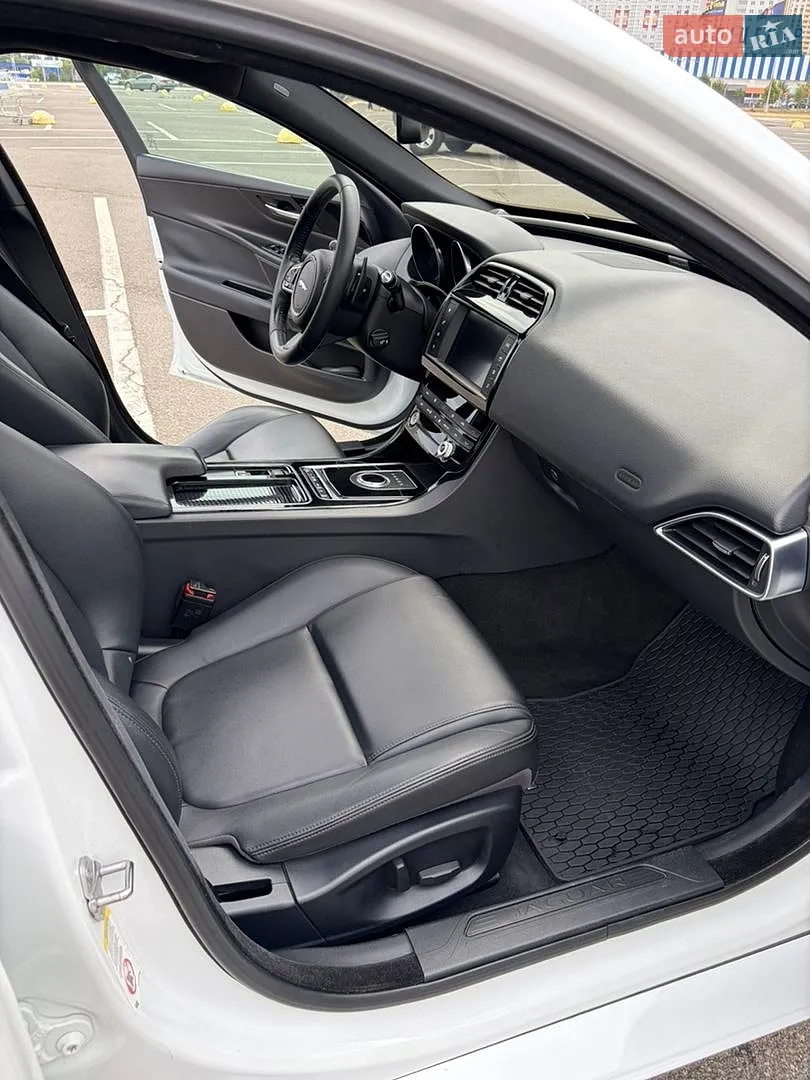 2017 Jaguar XE - мініатюра 5
